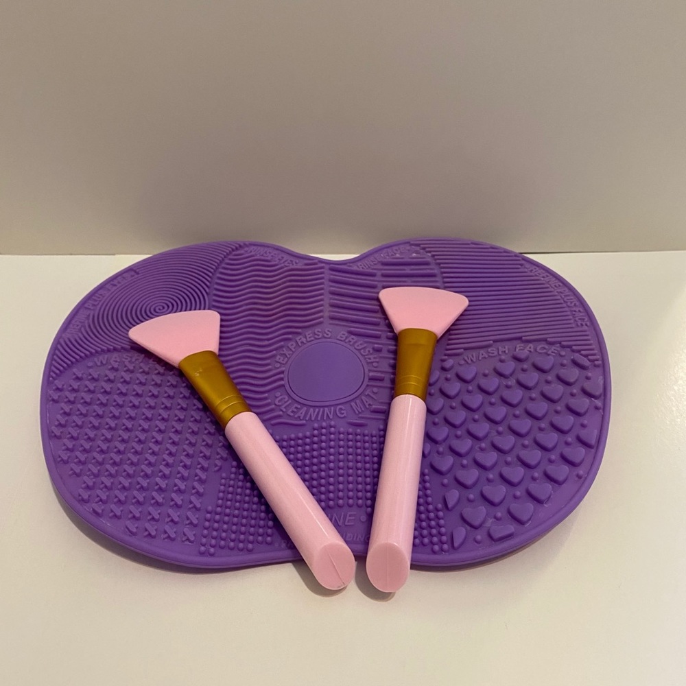 Silicone Makeup Brushes and Brush Cleaning Pad!
